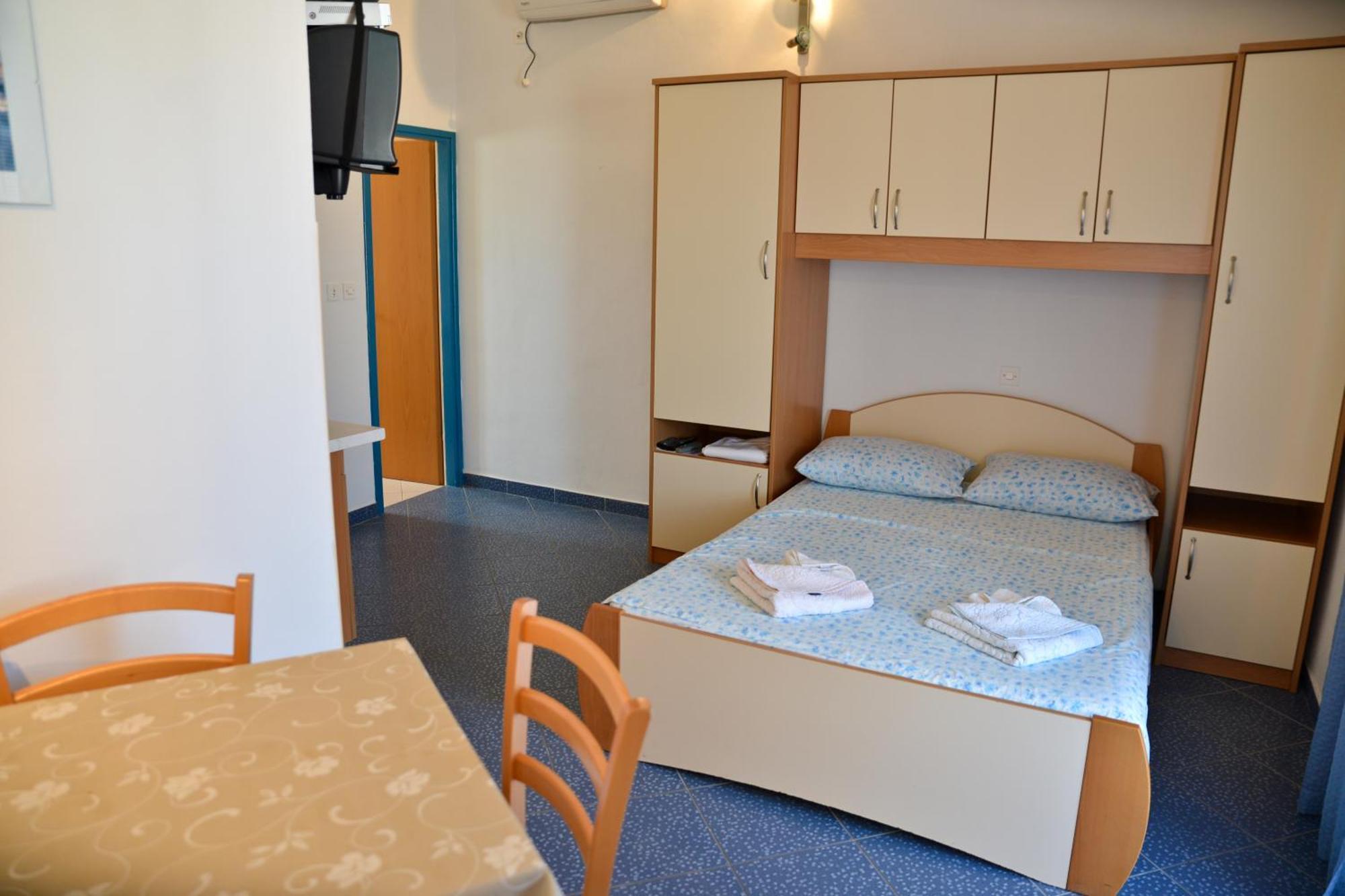 Apartments Lonic Kukljica Bilik gambar