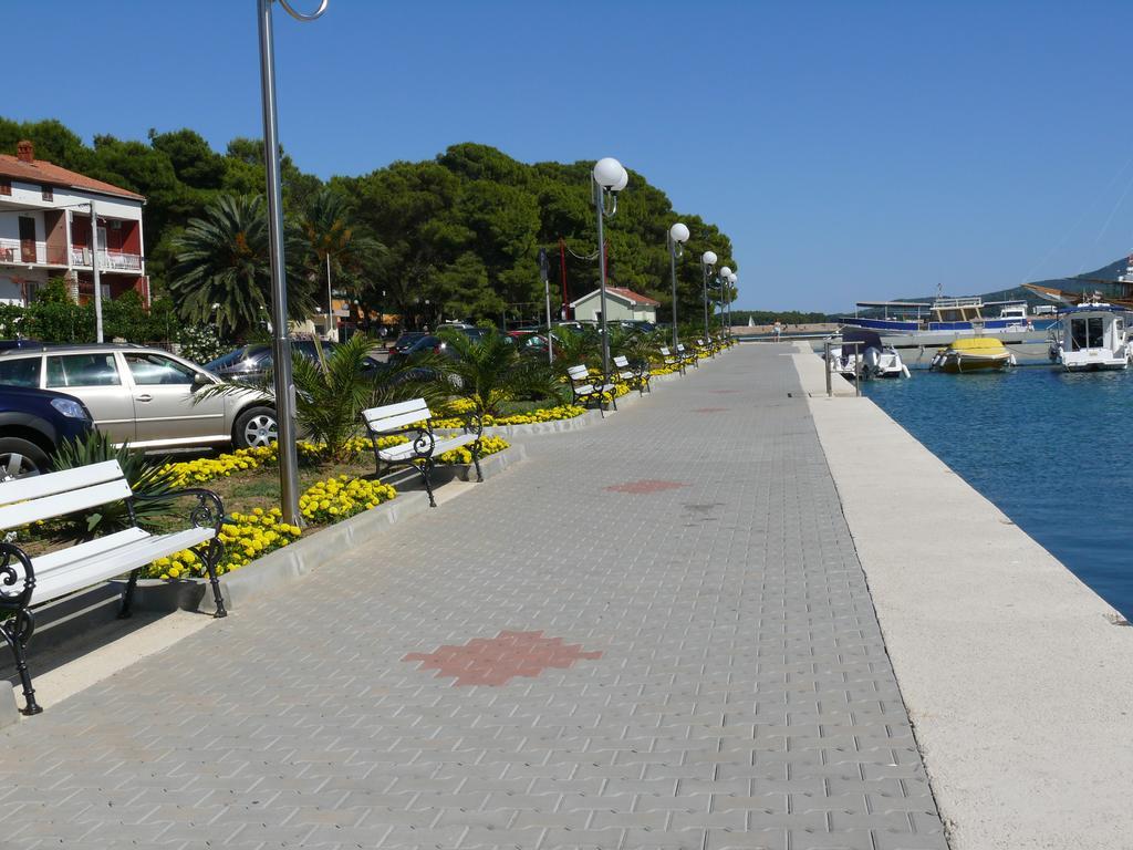Apartments Lonic Kukljica Bilik gambar